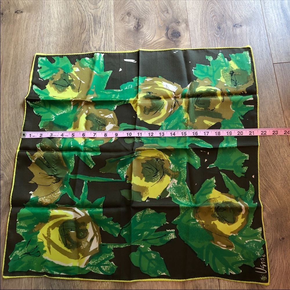 Vintage Vera Neumann square scarf, Green and Yellow hues with floral print - Picture 12 of 12
